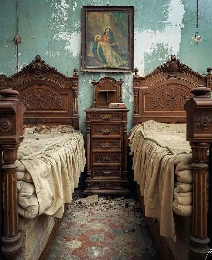 35 Of The Most Interesting Photos Of Abandoned Places, As Shared On The "Deserted Places" Instagram Account