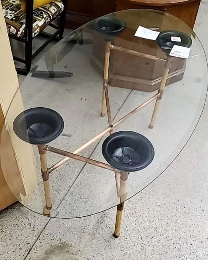 Creo que este se lleva la palma de los muebles más extraños encontrados en una tienda de segunda mano