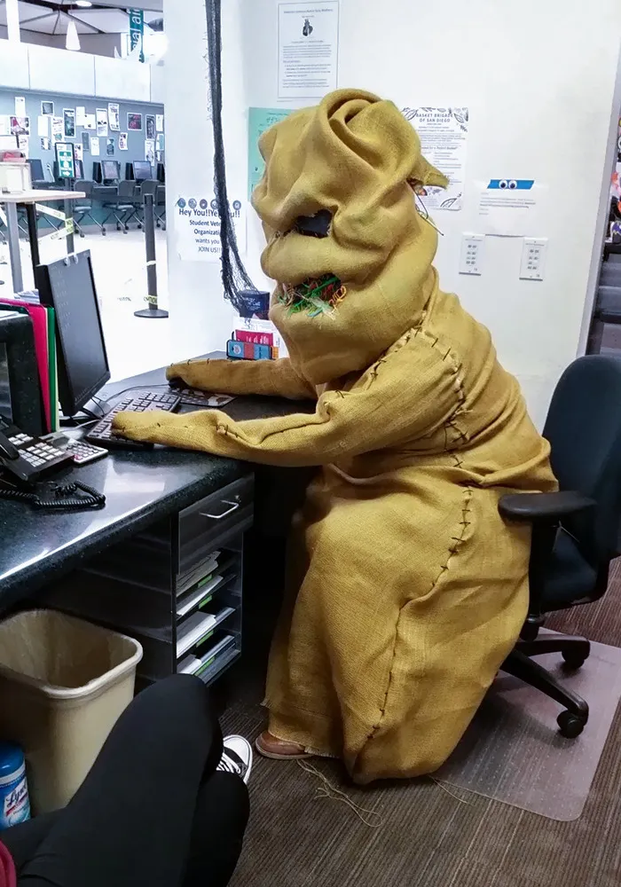 Estás bromeando. Estás bromeando. No puedo creer lo que veo. Así es como mi compañero llegó al trabajo hoy
