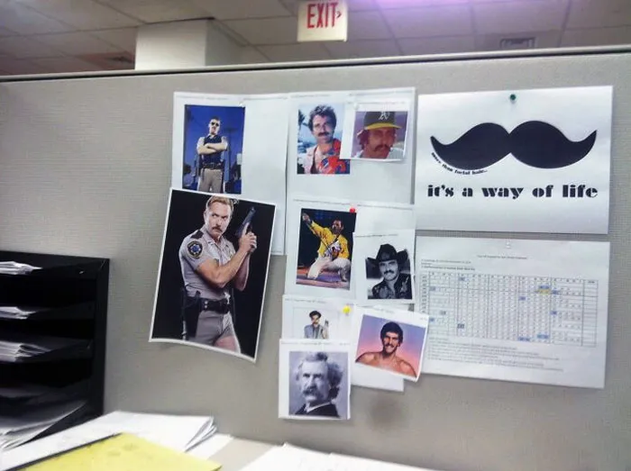Ayer llegué al trabajo con bigote. Hoy, cuando llegué, esto me estaba esperando