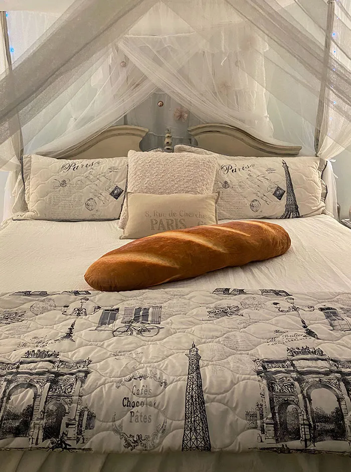 Mi mujer decoró nuestro dormitorio con temática parisina. Pensé que necesitaba un poco más de decoración, así que compré esta baguette