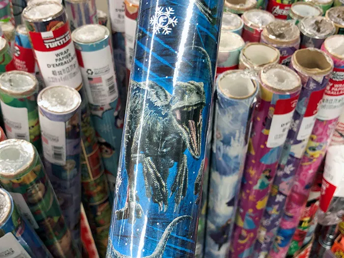 Mi mujer me pidió que comprara un rollo de papel de regalo para Hannukah. El criterio que me dio fue: "Debe ser azul y blanco"