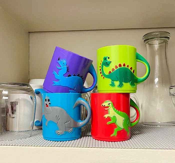Le pedí a mi marido que comprara vasos de plástico para no tener que beber siempre en vasos de cristal. Esto es lo que compró, y no, no tenemos hijos