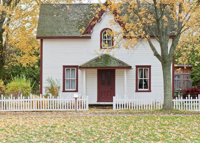 “Study Your Potential Neighbors”: Homeowners Share 40 Things They Wish They Had Known Before Buying Their First Houses