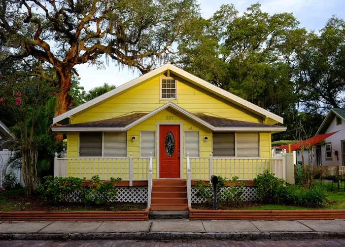 “Study Your Potential Neighbors”: Homeowners Share 40 Things They Wish They Had Known Before Buying Their First Houses