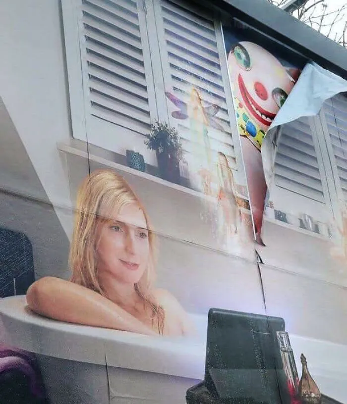 Este cartel publicitario despegándose