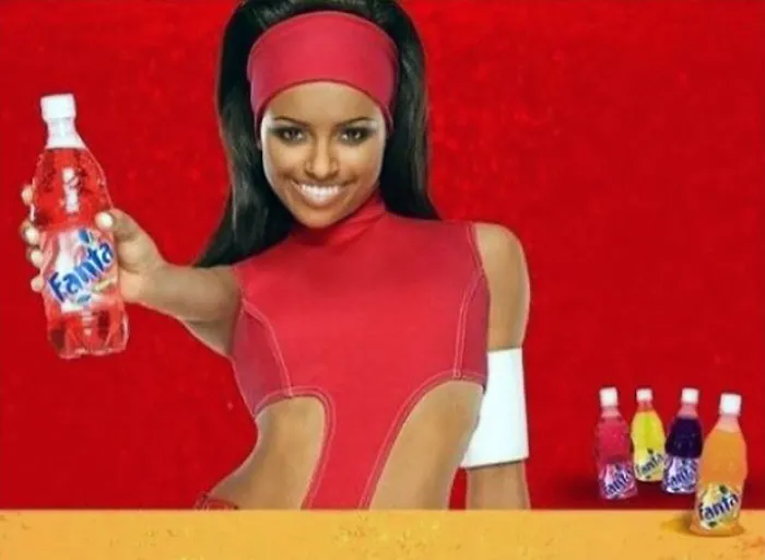 En este anuncio de Fanta algo está mal con el brazo de la mujer