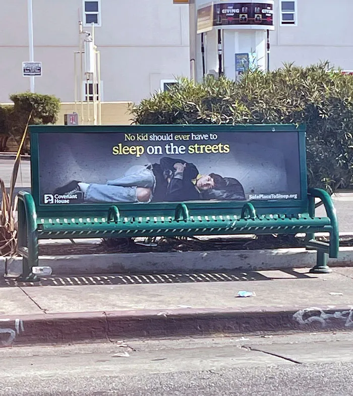 Este banco anuncia que “Ningún niño debería dormir en la calle” y, además, tiene barrotes para que las personas sin hogar no puedan dormir en él
