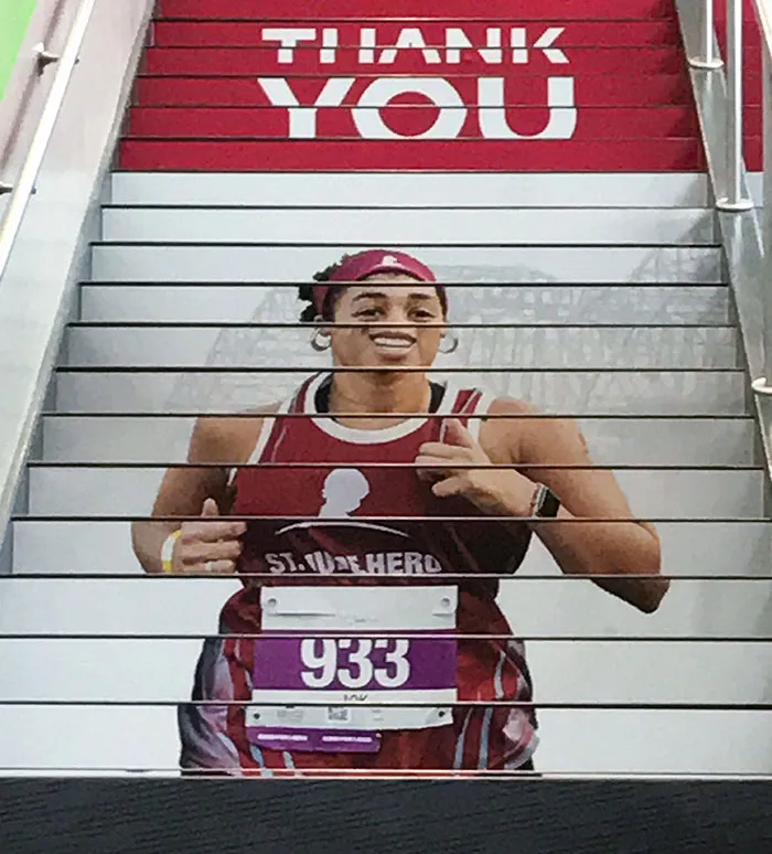 Dejen de poner imágenes de personas en las escaleras
