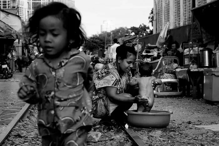 "Railway Community": 20 Photographs By Steff Gruber That Provide An Insight Into The Society Living In Phnom Penh's Railway Districts, Cambodia