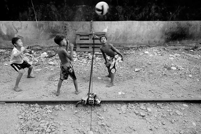 "Railway Community": 20 Photographs By Steff Gruber That Provide An Insight Into The Society Living In Phnom Penh's Railway Districts, Cambodia