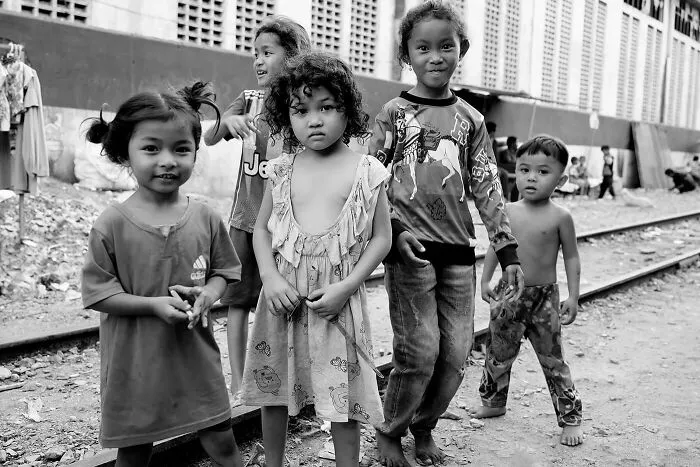 "Railway Community": 20 Photographs By Steff Gruber That Provide An Insight Into The Society Living In Phnom Penh's Railway Districts, Cambodia