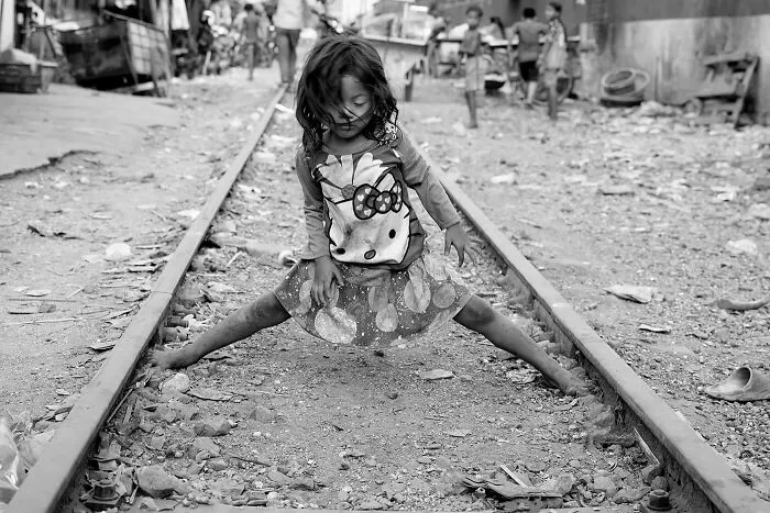 "Railway Community": 20 Photographs By Steff Gruber That Provide An Insight Into The Society Living In Phnom Penh's Railway Districts, Cambodia