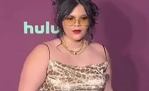 Influencer Gets To Leave Disappointed After Photographers On A Red Carpet Didn’t Take Her Picture Despite Her Striking Various Poses