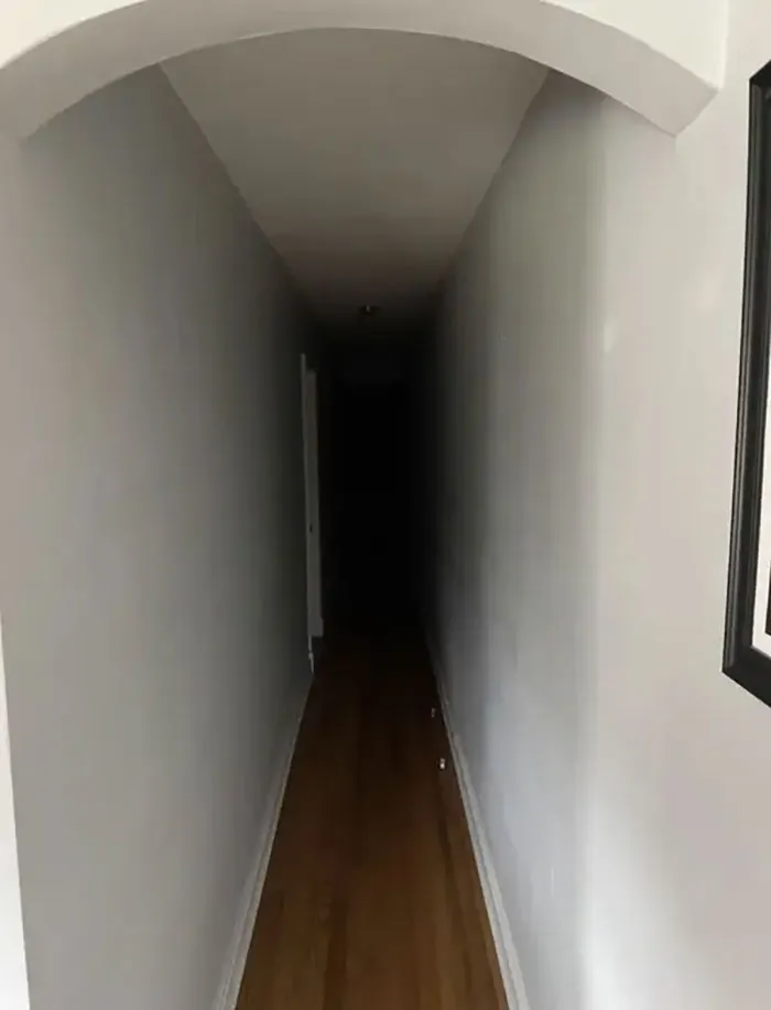 A mediodía en mi apartamento. No puedo ver el final del pasillo