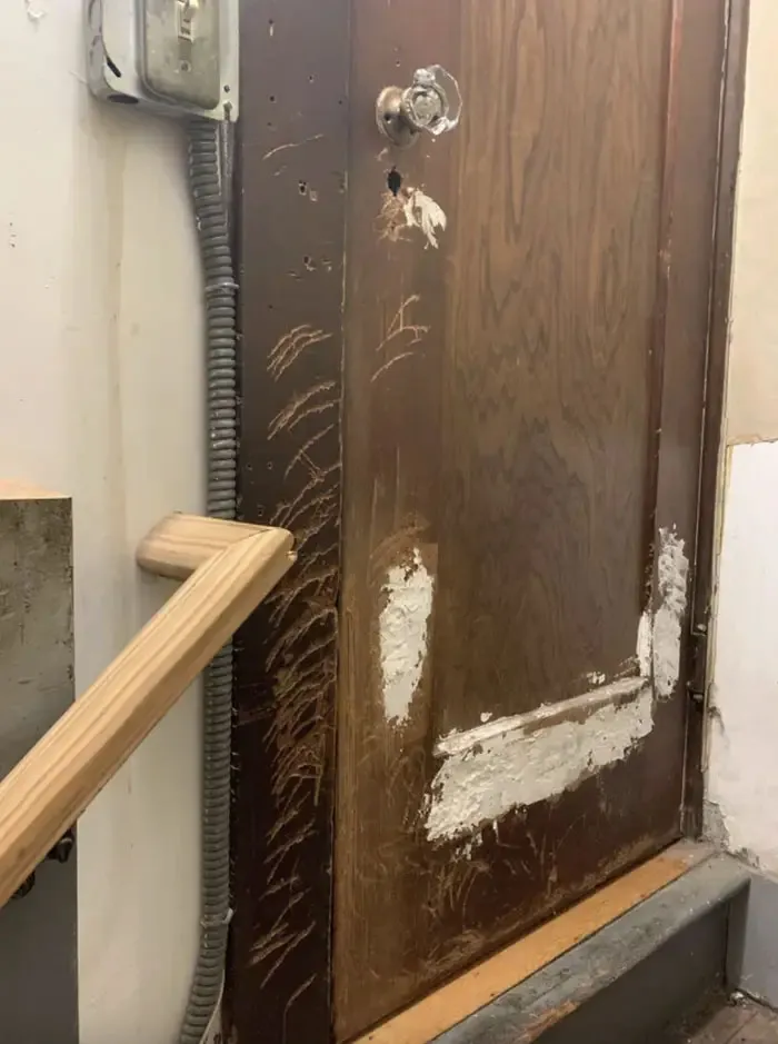 Arañazos por dentro en la puerta de mi sótano. Es una casa vieja
