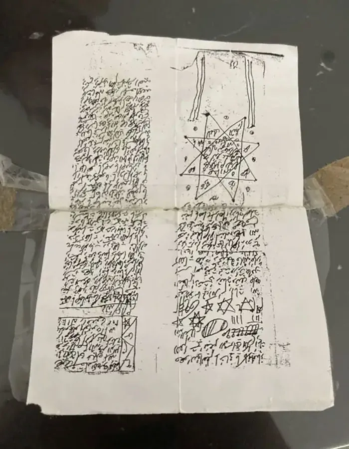 Encontré esto tras un mueble del cuarto de baño