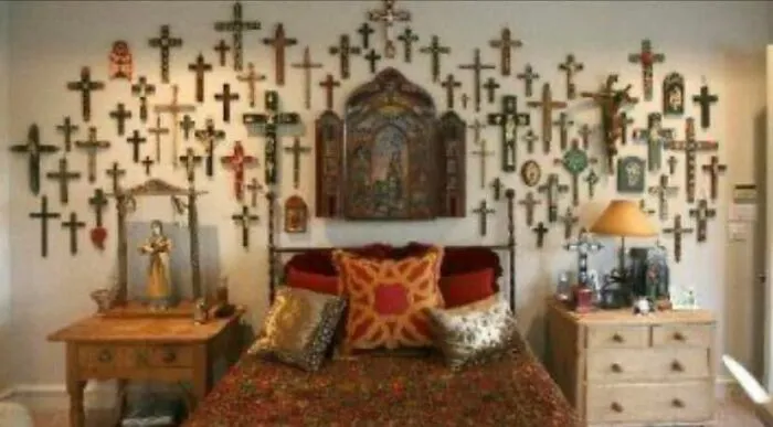 30 Nightmare-Inducing Pics Of Terrifying Bedrooms, As Shared On This Hilarious Facebook Group (New Pics)
