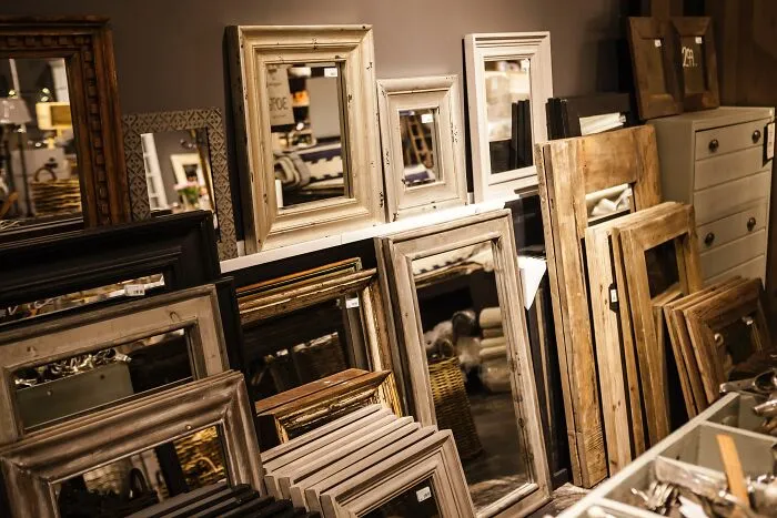 “You Can Only Buy Used Mirrors”: 30 Of The Most Confusing Mind-Blowing Reality Plot Holes