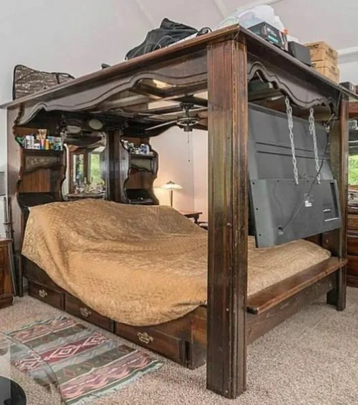 30 Nightmare-Inducing Pics Of Terrifying Bedrooms, As Shared On This Hilarious Facebook Group (New Pics)