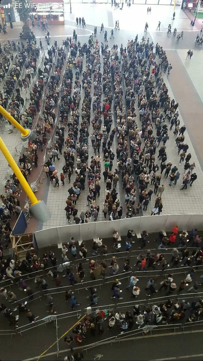 Británicos haciendo cola sin problema antes de un concierto de Ed Sheeran