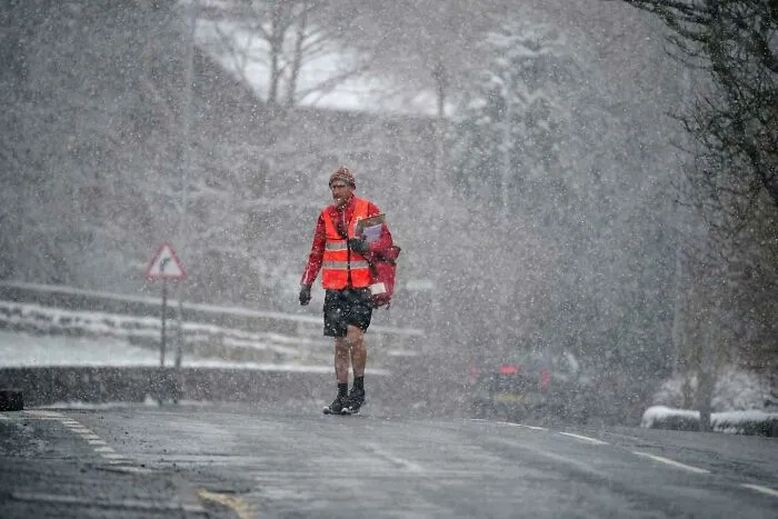 Nada más británico que un cartero con pantalones cortos en la nieve