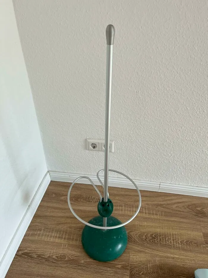 Un poste con un anillo alrededor y una base pesada.