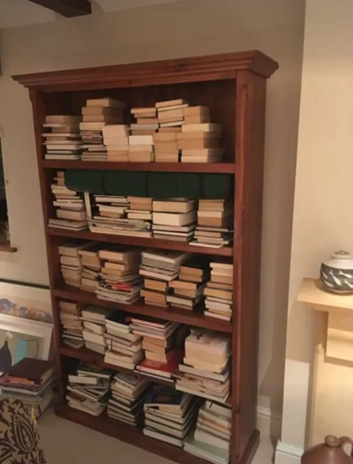 Así no se usa una estantería para libros