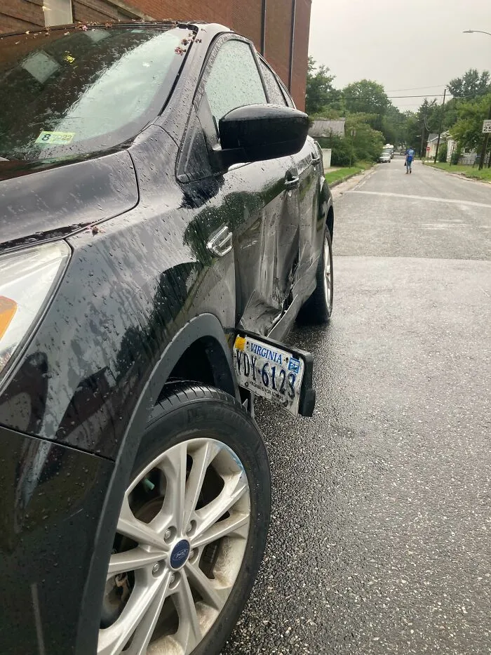 A mi amiga le golpeó un coche que se saltó un stop, y el tipo se dio a la fuga, pero al menos le dejó un souvenir