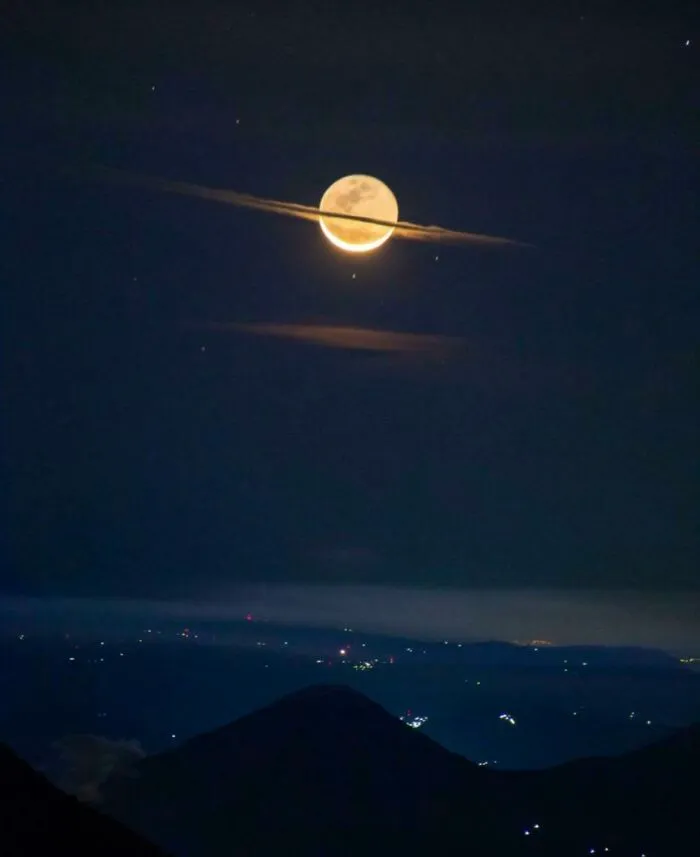 La luna parece Saturno