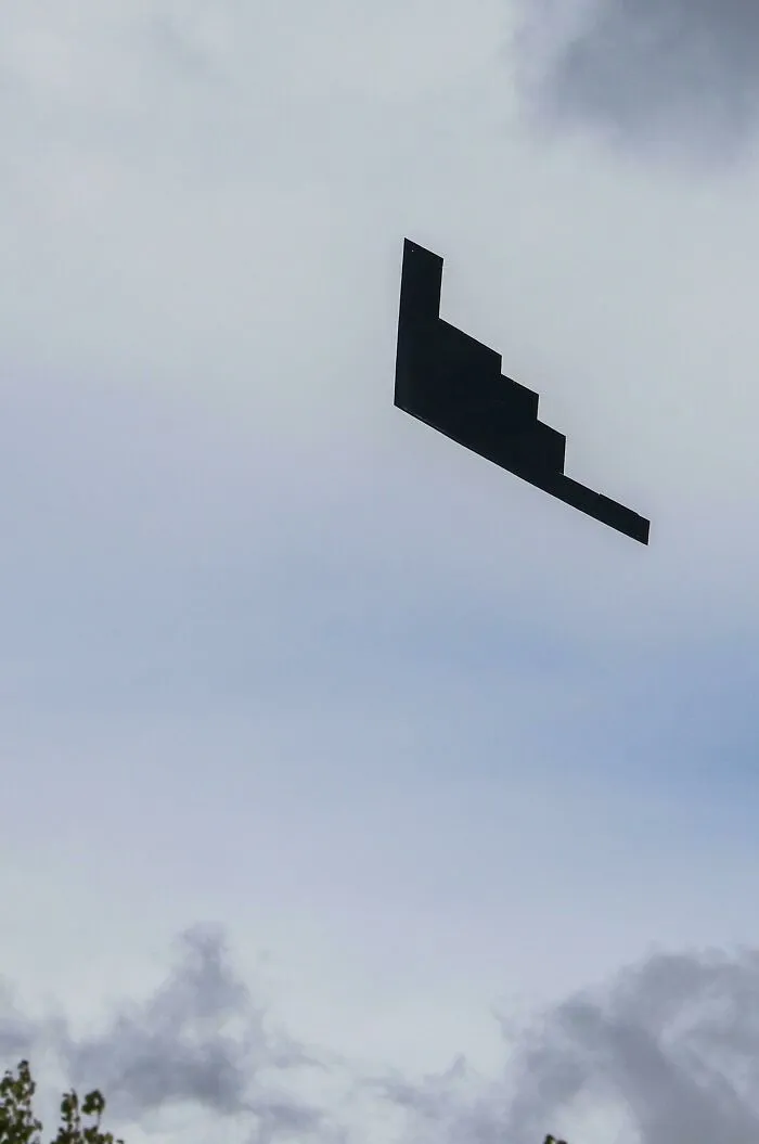 Este bombardero B2 hace que parezca que el cielo no ha cargado bien