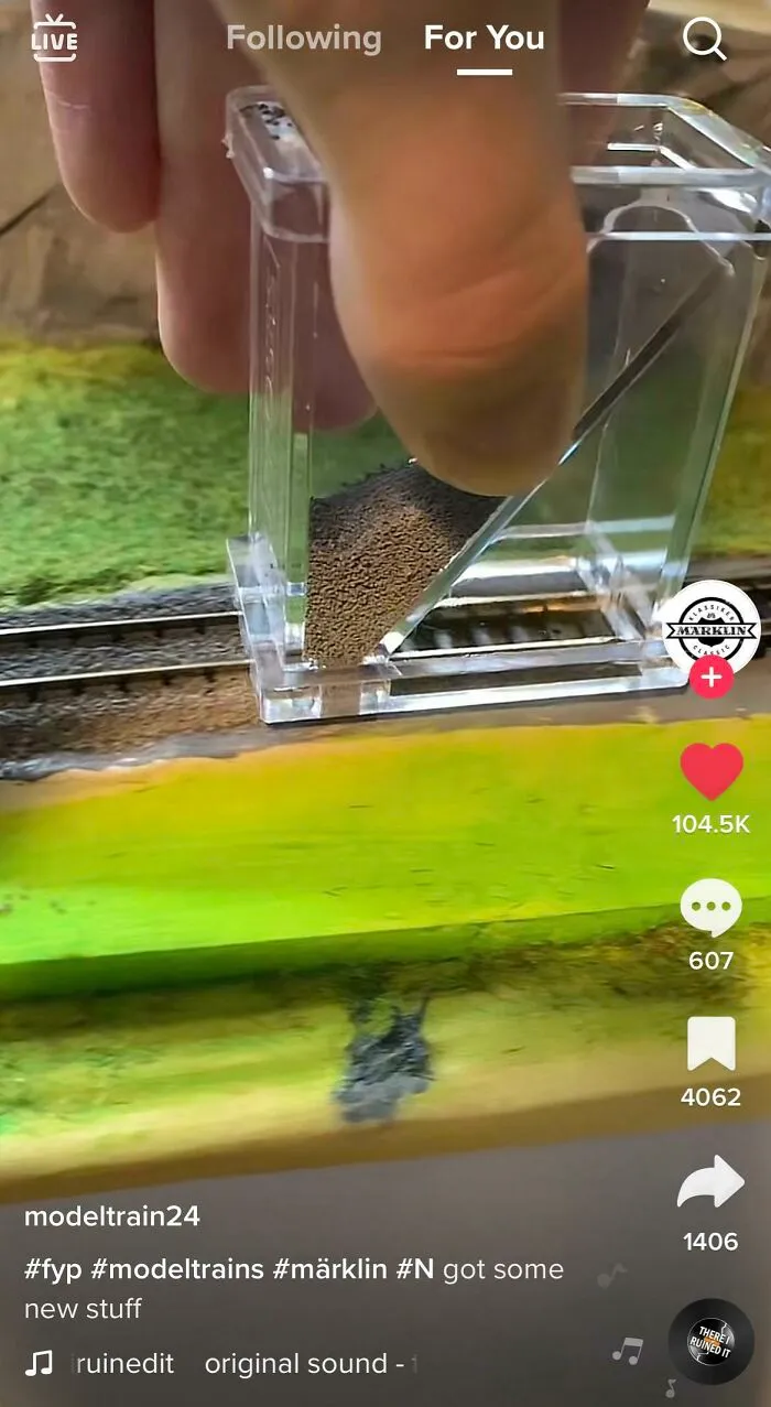 Aparato para poner grava en las vías de trenes en miniatura