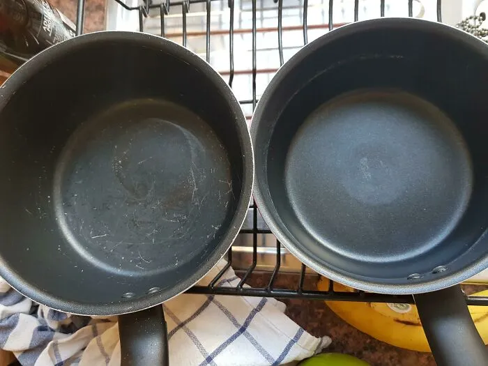 Pedí a mis compañeros que tuvieran cuidado con mi cazo antiadherente, me dijeron que no lo arañarían. El mismo cazo comprado a la vez pero por mi hermana, para comparar