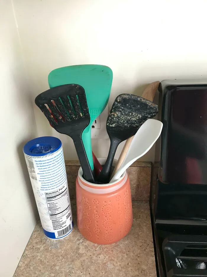 Mi compañero piensa que estas espátulas están limpias y las sigue usando para cocinar
