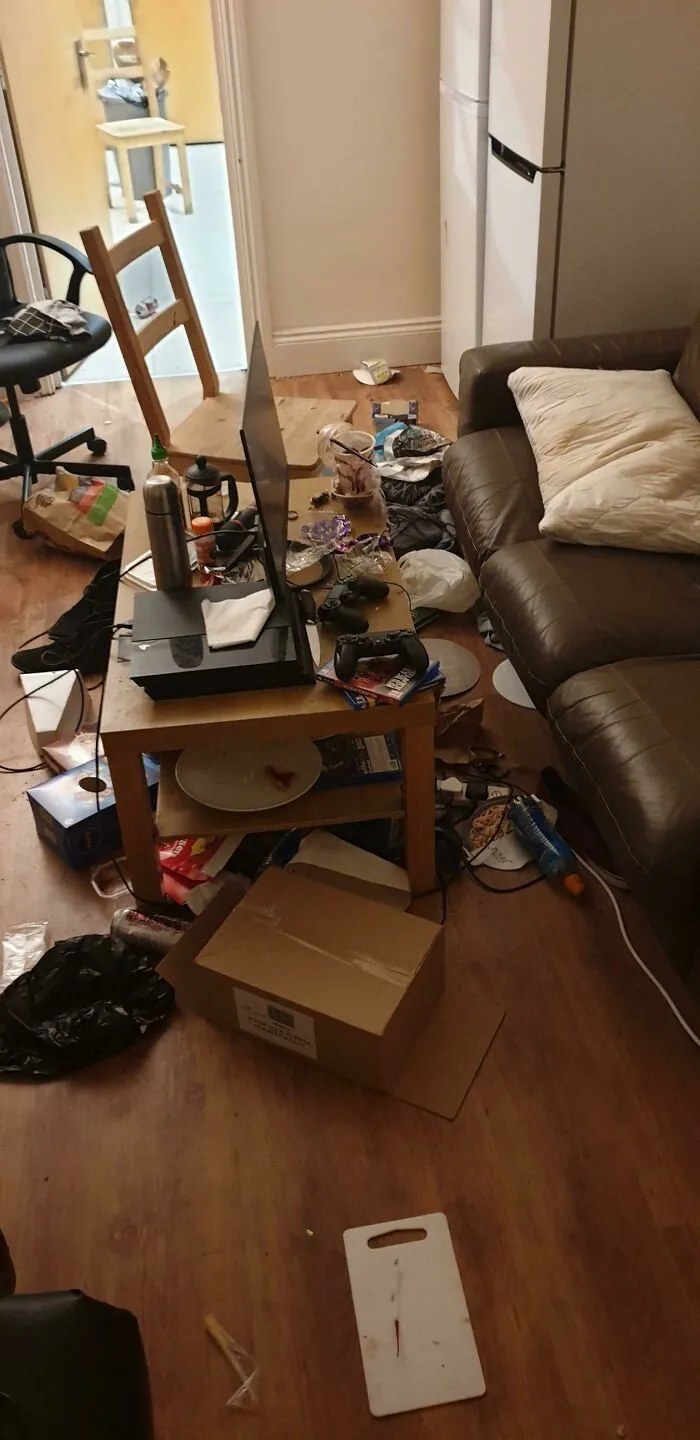 Cuando tu compañero usa el salón como dormitorio