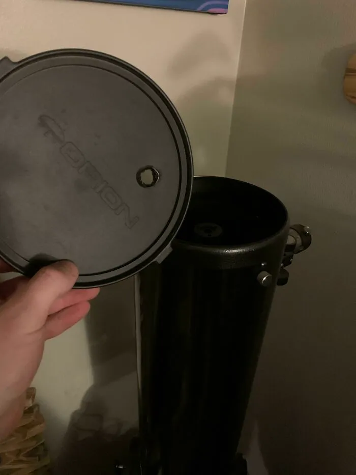 Mi compañera decidió poner un cono de incienso en la tapa de mi telescopio. Lo atravesó y aterrizó en la lente