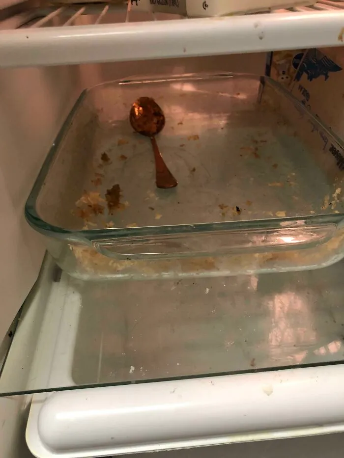 Le quité el papel de aluminio a esta bandeja para ver qué tenía, y estaba vacía, ahí en la nevera