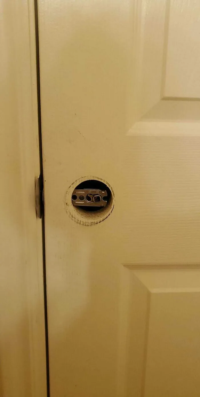 Sin querer eché el cerrojo del baño y mi compañera no podía entrar. Abri a los 2 minutos cuando ella me lo pidió, y su reacción fue quitar todos los picaportes de la casa
