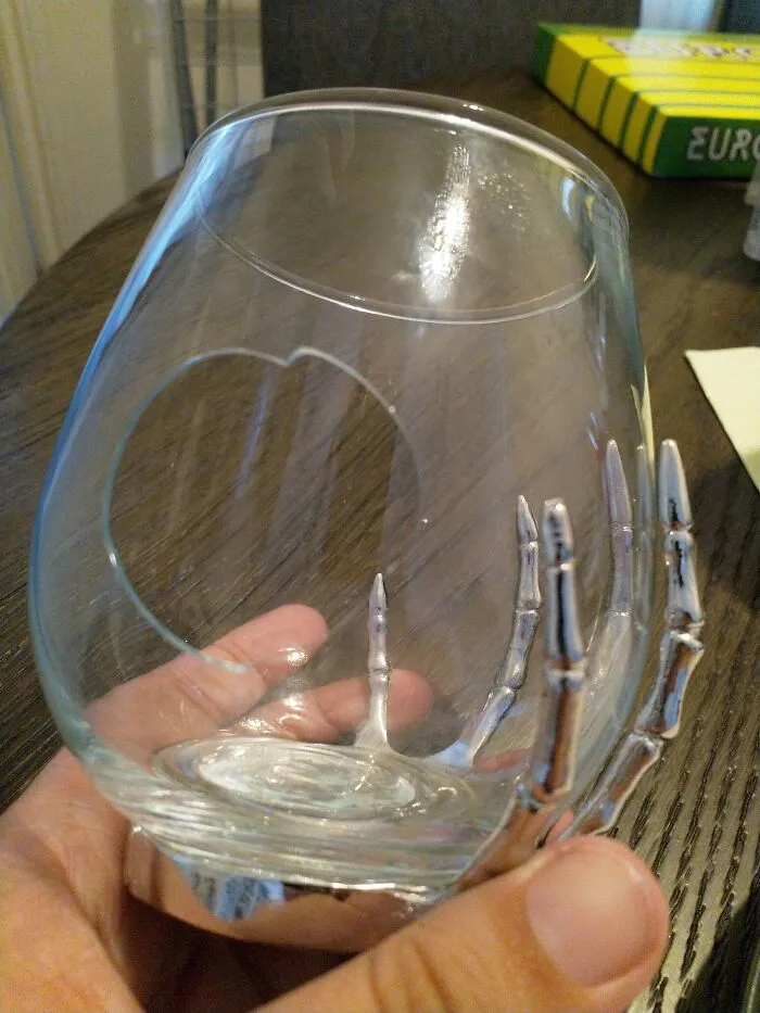 Rompe mi vaso, no me lo dice. Me pongo a buscarlo por toda la casa y así me lo encuentro en el cubo de reciclaje