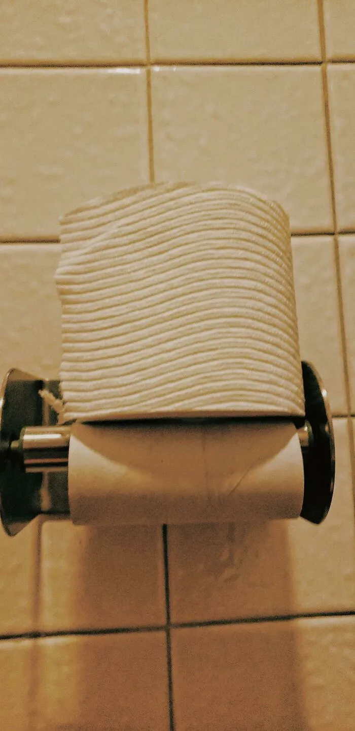 ¿Por qué es tan difícil cambiar el papel higiénico? Nunca lo sabremos