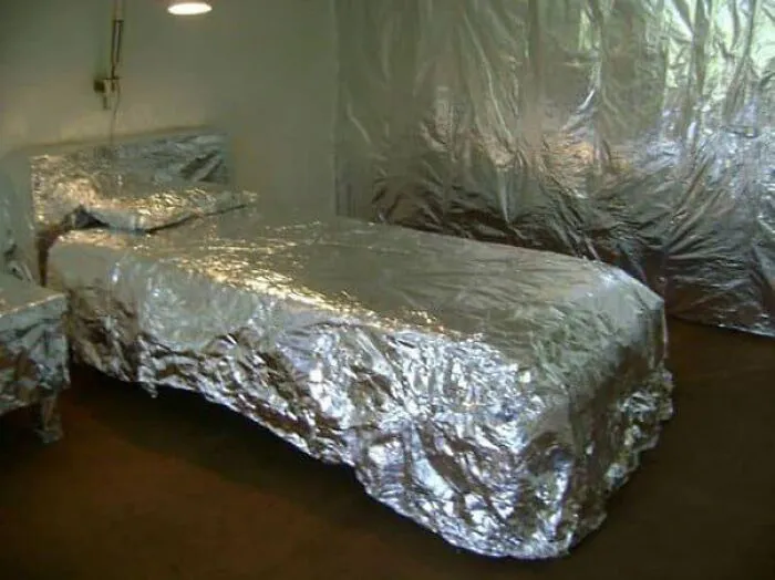 30 Nightmare-Inducing Pics Of Terrifying Bedrooms, As Shared On This Hilarious Facebook Group (New Pics)
