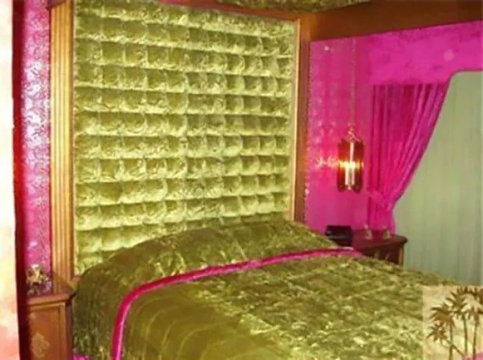 30 Nightmare-Inducing Pics Of Terrifying Bedrooms, As Shared On This Hilarious Facebook Group (New Pics)