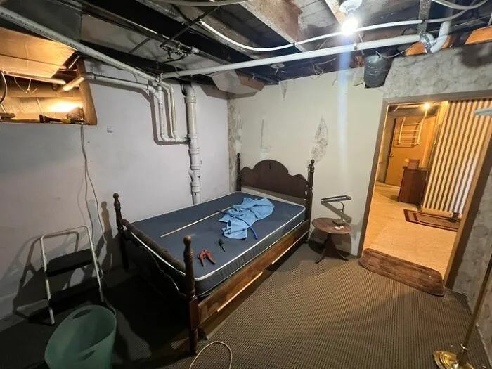 30 Nightmare-Inducing Pics Of Terrifying Bedrooms, As Shared On This Hilarious Facebook Group (New Pics)