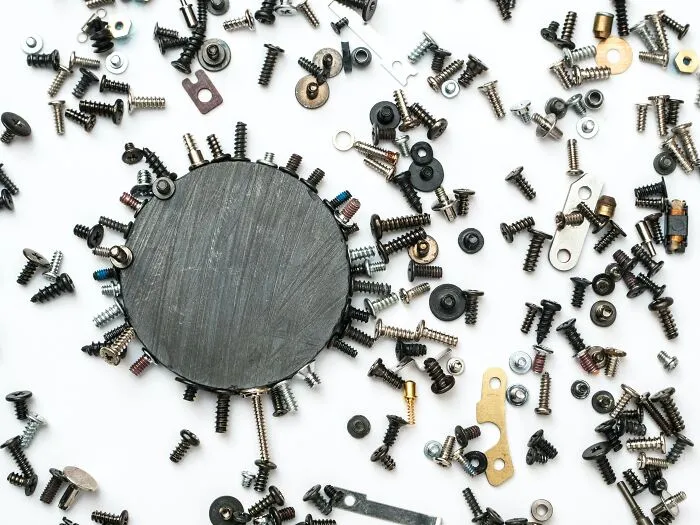 “You Can Only Buy Used Mirrors”: 30 Of The Most Confusing Mind-Blowing Reality Plot Holes