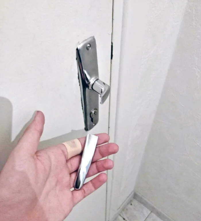 He roto el picaporte de entrada de mi piso, y me he cortado. Encima no puedo salir