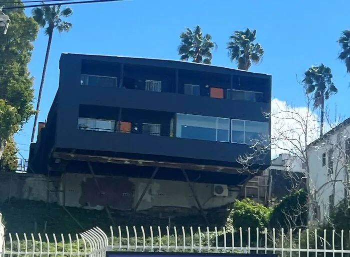 A veces pasamos junto a edificios donde no nos han llamado, pero deberían