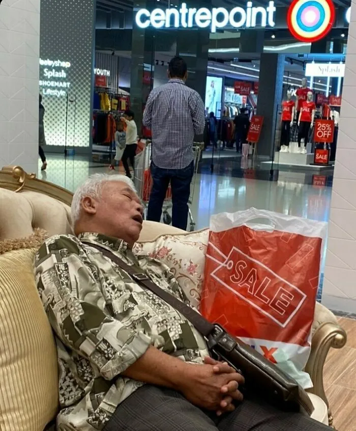 30 Times People Spotted Men Having A Miserable Time While Shopping And Just Had To Take A Pic (New Pics)