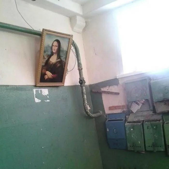 This Instagram Page Showcases The Contrast Between Great Art And Ugly Rooms (35 Posts)