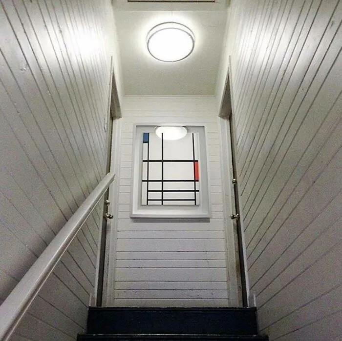 This Instagram Page Showcases The Contrast Between Great Art And Ugly Rooms (35 Posts)