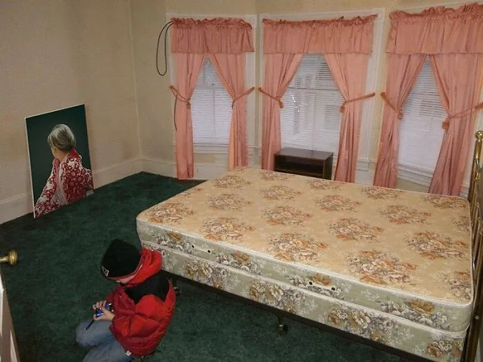 This Instagram Page Showcases The Contrast Between Great Art And Ugly Rooms (35 Posts)